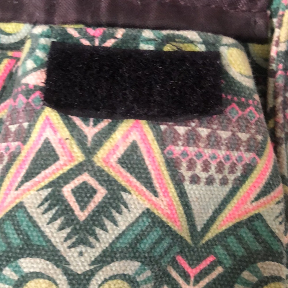 Kavu Green rare spring Aztec Y2k Patterned Women's kavu sling bag - Picture 5 of 9